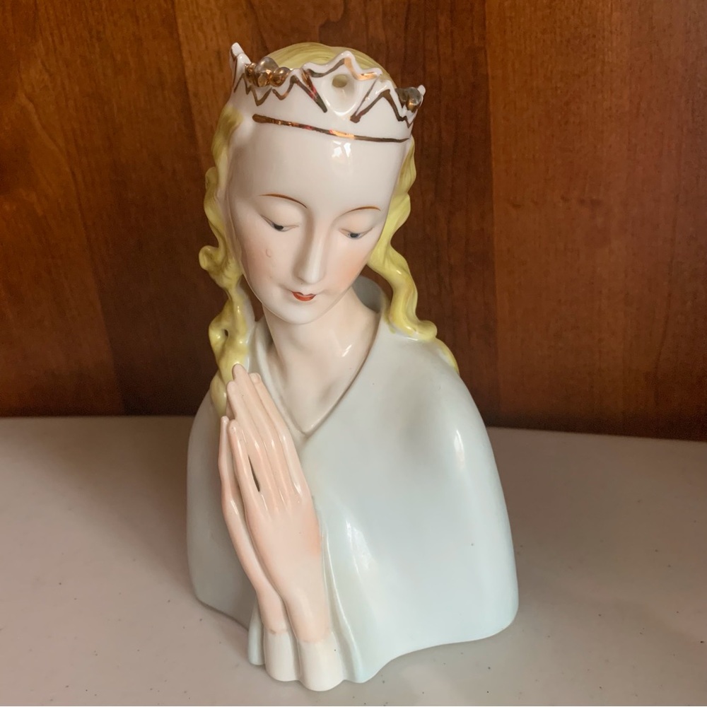 Vintage Thames Madonna Praying Hands Fine Porcelain #2923 With Sticker